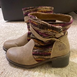 COPY - MUKLUKS Marni booties 9 brown striped knit